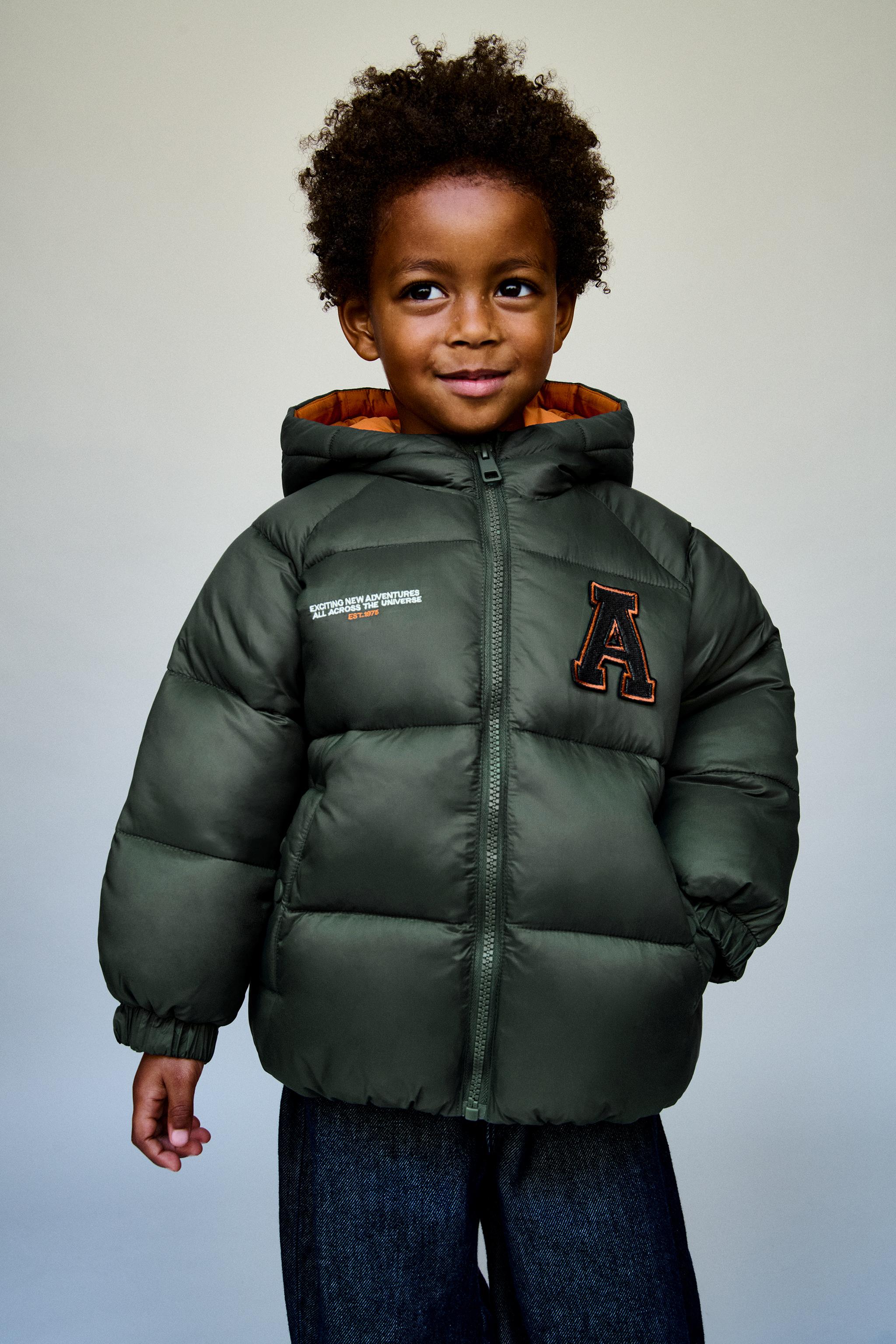 MANTEAU REMBOURRÉ À CAPUCHE ET PIÈCES